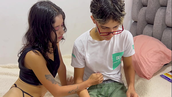 Ven timido hermanastro, yo si te enseño como es coger por el culo con una verdadera mujer.